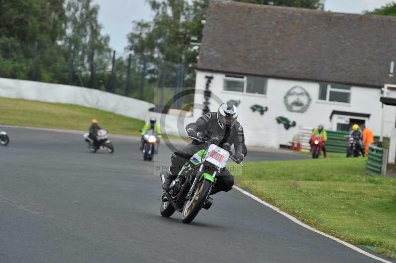 Mallory park Leicestershire;Mallory park photographs;Motorcycle action photographs;classic bikes;event digital images;eventdigitalimages;mallory park;no limits trackday;peter wileman photography;vintage bikes;vintage motorcycles;vmcc festival 1000 bikes