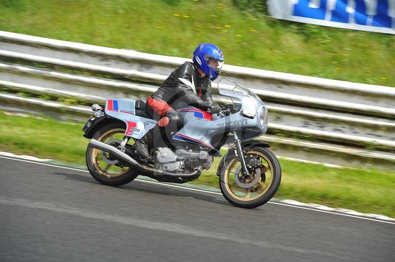 Mallory park Leicestershire;Mallory park photographs;Motorcycle action photographs;classic bikes;event digital images;eventdigitalimages;mallory park;no limits trackday;peter wileman photography;vintage bikes;vintage motorcycles;vmcc festival 1000 bikes