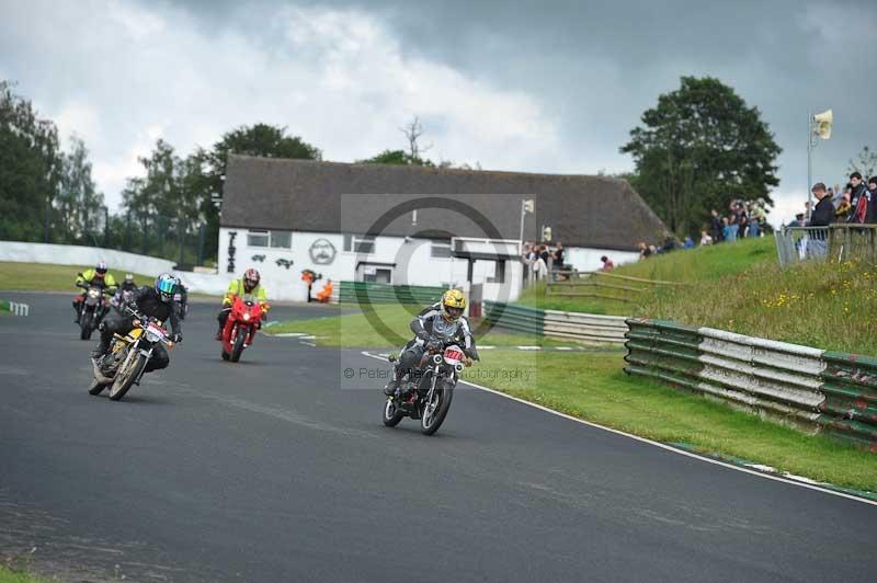 Mallory park Leicestershire;Mallory park photographs;Motorcycle action photographs;classic bikes;event digital images;eventdigitalimages;mallory park;no limits trackday;peter wileman photography;vintage bikes;vintage motorcycles;vmcc festival 1000 bikes