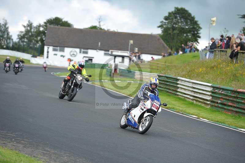 Mallory park Leicestershire;Mallory park photographs;Motorcycle action photographs;classic bikes;event digital images;eventdigitalimages;mallory park;no limits trackday;peter wileman photography;vintage bikes;vintage motorcycles;vmcc festival 1000 bikes