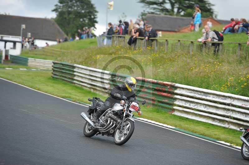 Mallory park Leicestershire;Mallory park photographs;Motorcycle action photographs;classic bikes;event digital images;eventdigitalimages;mallory park;no limits trackday;peter wileman photography;vintage bikes;vintage motorcycles;vmcc festival 1000 bikes