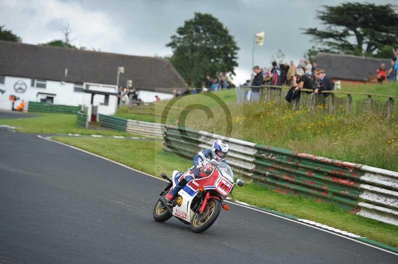 Mallory park Leicestershire;Mallory park photographs;Motorcycle action photographs;classic bikes;event digital images;eventdigitalimages;mallory park;no limits trackday;peter wileman photography;vintage bikes;vintage motorcycles;vmcc festival 1000 bikes