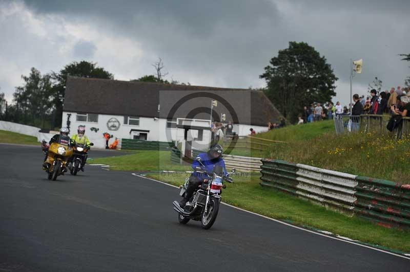 Mallory park Leicestershire;Mallory park photographs;Motorcycle action photographs;classic bikes;event digital images;eventdigitalimages;mallory park;no limits trackday;peter wileman photography;vintage bikes;vintage motorcycles;vmcc festival 1000 bikes