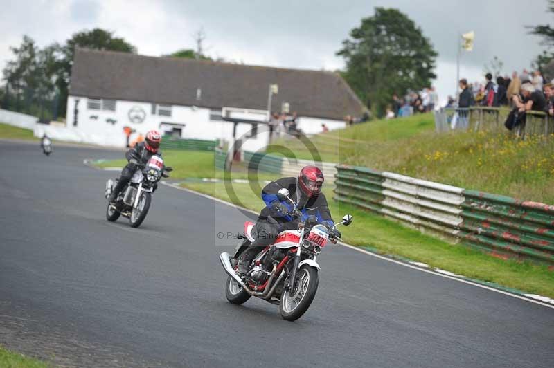 Mallory park Leicestershire;Mallory park photographs;Motorcycle action photographs;classic bikes;event digital images;eventdigitalimages;mallory park;no limits trackday;peter wileman photography;vintage bikes;vintage motorcycles;vmcc festival 1000 bikes