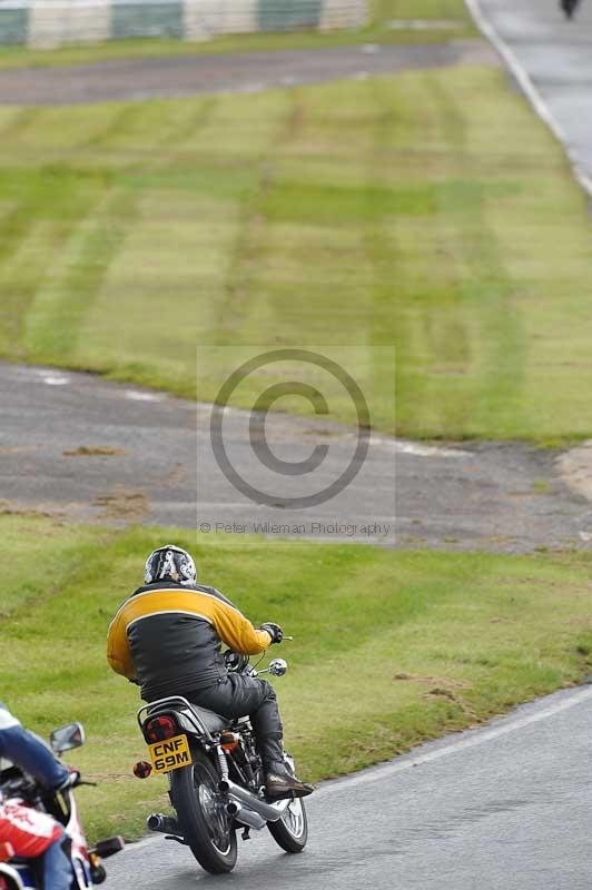 Mallory park Leicestershire;Mallory park photographs;Motorcycle action photographs;classic bikes;event digital images;eventdigitalimages;mallory park;no limits trackday;peter wileman photography;vintage bikes;vintage motorcycles;vmcc festival 1000 bikes