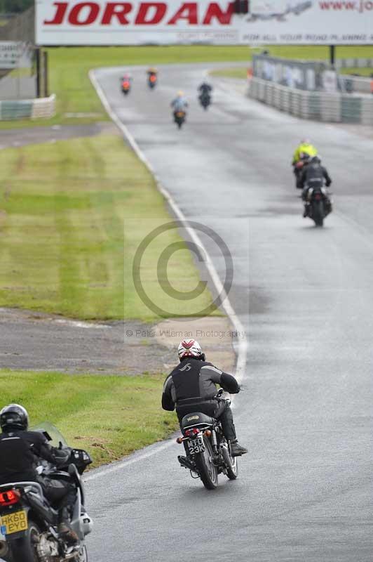 Mallory park Leicestershire;Mallory park photographs;Motorcycle action photographs;classic bikes;event digital images;eventdigitalimages;mallory park;no limits trackday;peter wileman photography;vintage bikes;vintage motorcycles;vmcc festival 1000 bikes