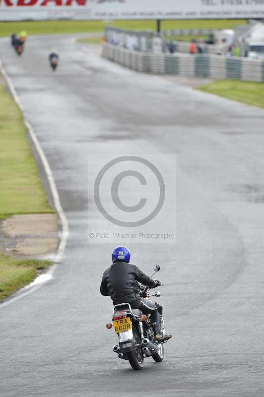 Mallory park Leicestershire;Mallory park photographs;Motorcycle action photographs;classic bikes;event digital images;eventdigitalimages;mallory park;no limits trackday;peter wileman photography;vintage bikes;vintage motorcycles;vmcc festival 1000 bikes