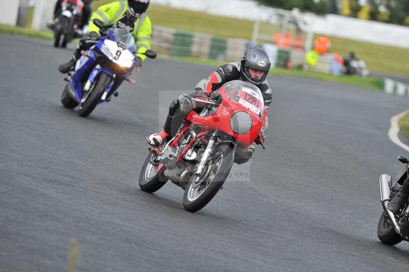 Mallory park Leicestershire;Mallory park photographs;Motorcycle action photographs;classic bikes;event digital images;eventdigitalimages;mallory park;no limits trackday;peter wileman photography;vintage bikes;vintage motorcycles;vmcc festival 1000 bikes