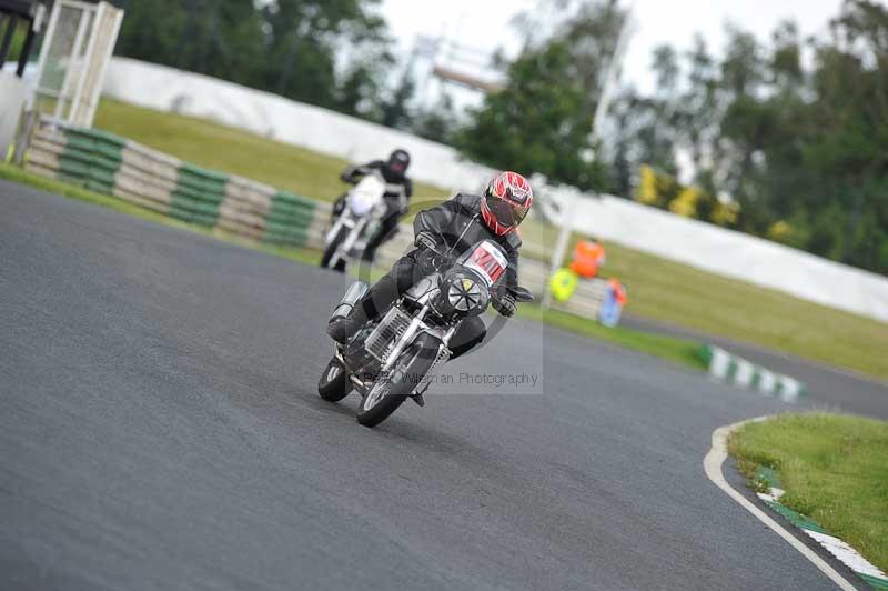 Mallory park Leicestershire;Mallory park photographs;Motorcycle action photographs;classic bikes;event digital images;eventdigitalimages;mallory park;no limits trackday;peter wileman photography;vintage bikes;vintage motorcycles;vmcc festival 1000 bikes