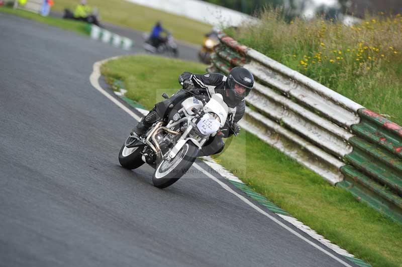 Mallory park Leicestershire;Mallory park photographs;Motorcycle action photographs;classic bikes;event digital images;eventdigitalimages;mallory park;no limits trackday;peter wileman photography;vintage bikes;vintage motorcycles;vmcc festival 1000 bikes