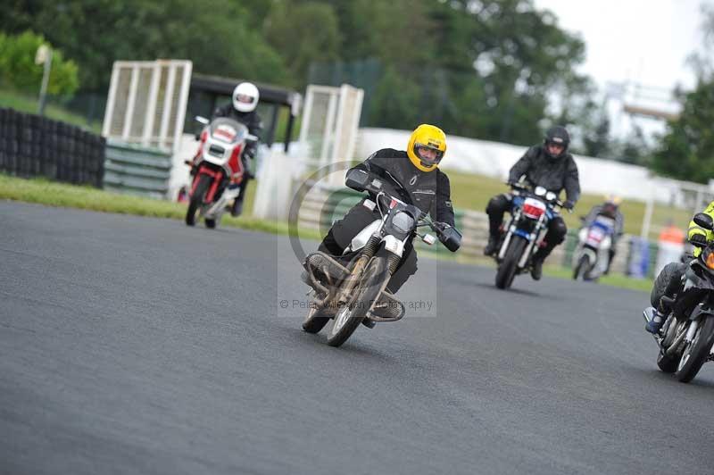 Mallory park Leicestershire;Mallory park photographs;Motorcycle action photographs;classic bikes;event digital images;eventdigitalimages;mallory park;no limits trackday;peter wileman photography;vintage bikes;vintage motorcycles;vmcc festival 1000 bikes