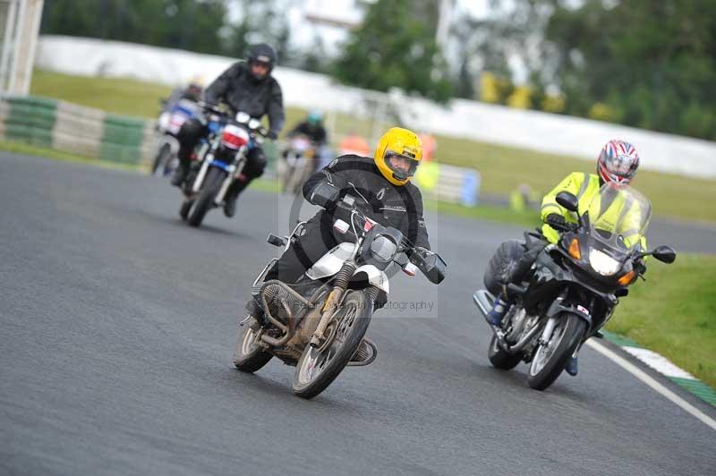 Mallory park Leicestershire;Mallory park photographs;Motorcycle action photographs;classic bikes;event digital images;eventdigitalimages;mallory park;no limits trackday;peter wileman photography;vintage bikes;vintage motorcycles;vmcc festival 1000 bikes