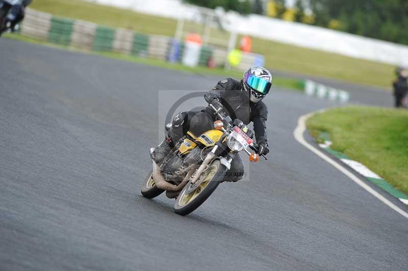 Mallory park Leicestershire;Mallory park photographs;Motorcycle action photographs;classic bikes;event digital images;eventdigitalimages;mallory park;no limits trackday;peter wileman photography;vintage bikes;vintage motorcycles;vmcc festival 1000 bikes