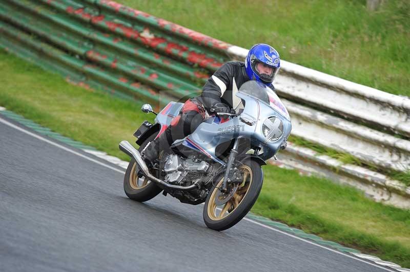 Mallory park Leicestershire;Mallory park photographs;Motorcycle action photographs;classic bikes;event digital images;eventdigitalimages;mallory park;no limits trackday;peter wileman photography;vintage bikes;vintage motorcycles;vmcc festival 1000 bikes