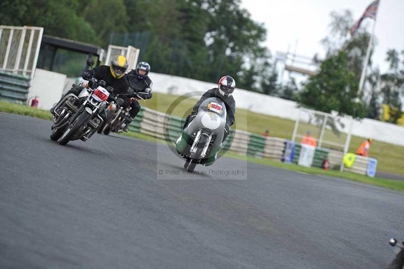 Mallory park Leicestershire;Mallory park photographs;Motorcycle action photographs;classic bikes;event digital images;eventdigitalimages;mallory park;no limits trackday;peter wileman photography;vintage bikes;vintage motorcycles;vmcc festival 1000 bikes