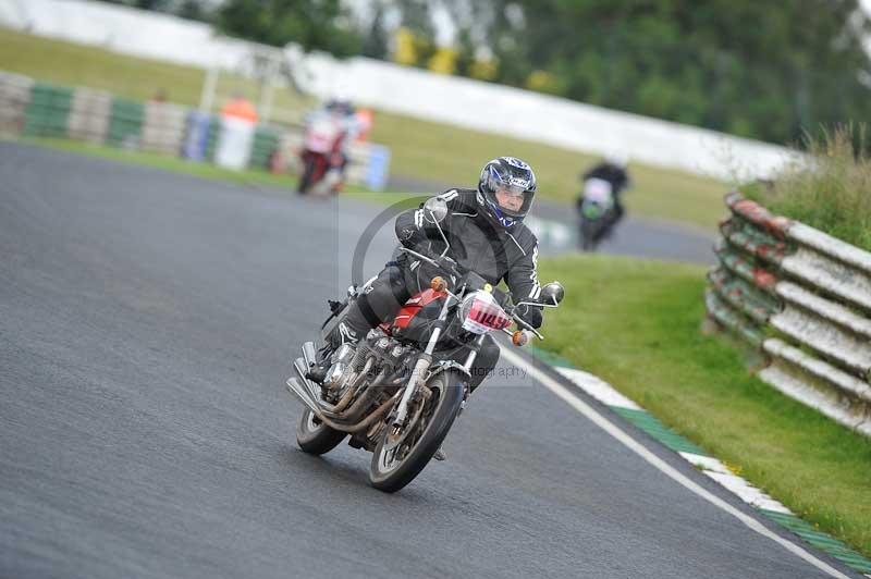 Mallory park Leicestershire;Mallory park photographs;Motorcycle action photographs;classic bikes;event digital images;eventdigitalimages;mallory park;no limits trackday;peter wileman photography;vintage bikes;vintage motorcycles;vmcc festival 1000 bikes