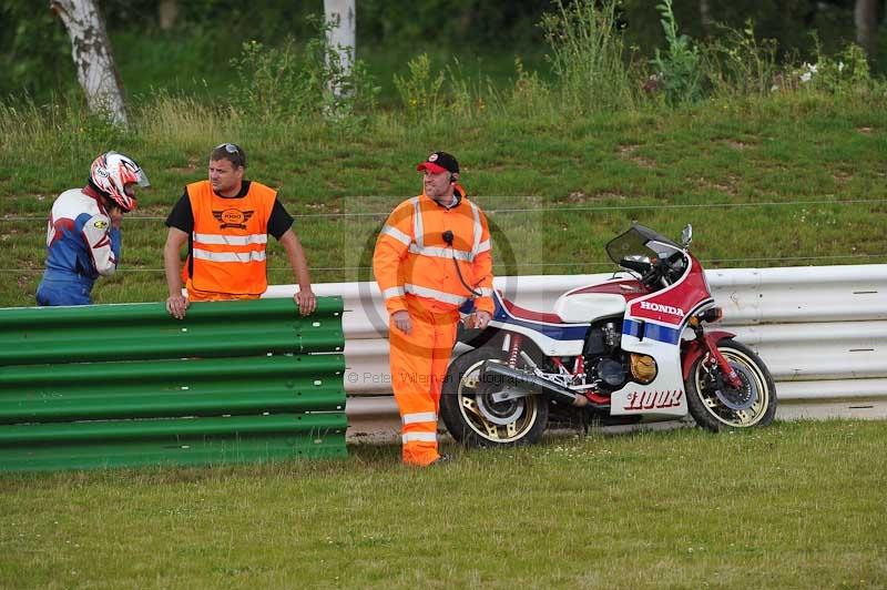 Mallory park Leicestershire;Mallory park photographs;Motorcycle action photographs;classic bikes;event digital images;eventdigitalimages;mallory park;no limits trackday;peter wileman photography;vintage bikes;vintage motorcycles;vmcc festival 1000 bikes