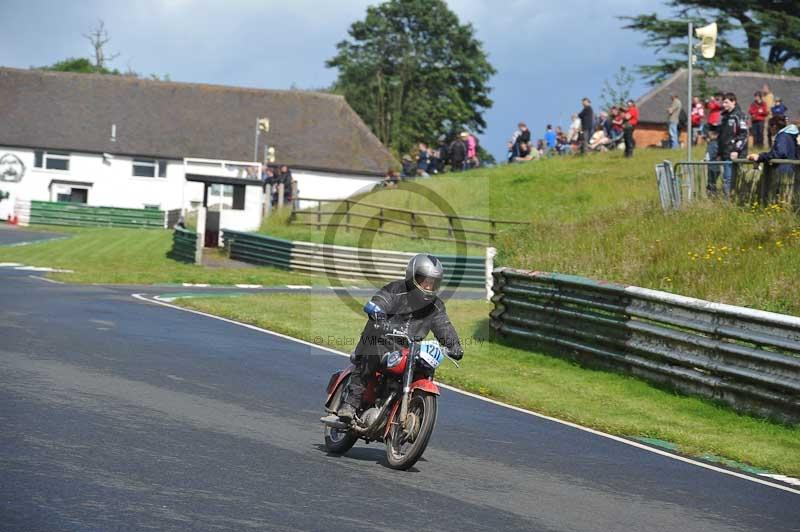 Mallory park Leicestershire;Mallory park photographs;Motorcycle action photographs;classic bikes;event digital images;eventdigitalimages;mallory park;no limits trackday;peter wileman photography;vintage bikes;vintage motorcycles;vmcc festival 1000 bikes