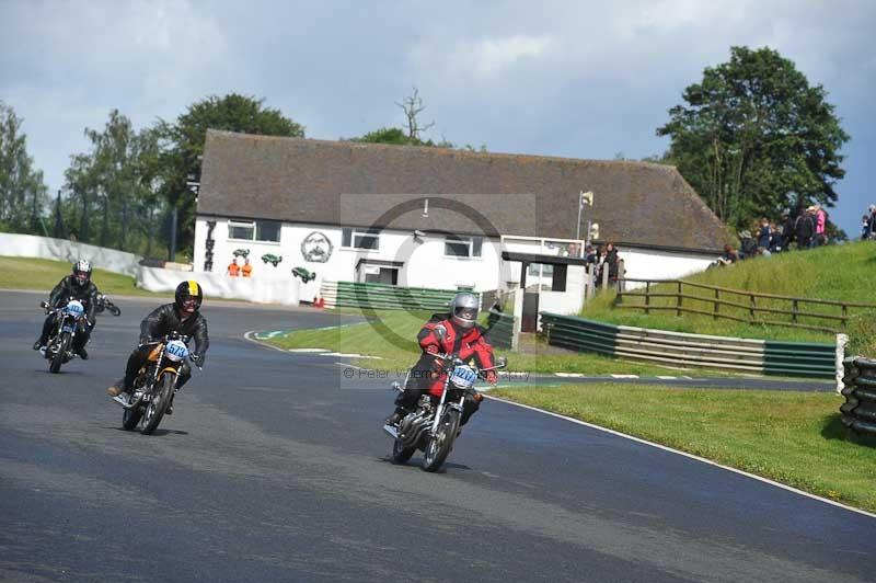 Mallory park Leicestershire;Mallory park photographs;Motorcycle action photographs;classic bikes;event digital images;eventdigitalimages;mallory park;no limits trackday;peter wileman photography;vintage bikes;vintage motorcycles;vmcc festival 1000 bikes