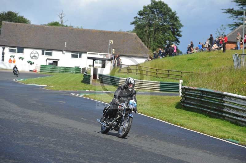 Mallory park Leicestershire;Mallory park photographs;Motorcycle action photographs;classic bikes;event digital images;eventdigitalimages;mallory park;no limits trackday;peter wileman photography;vintage bikes;vintage motorcycles;vmcc festival 1000 bikes