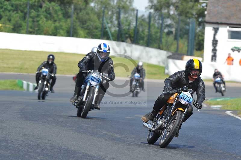 Mallory park Leicestershire;Mallory park photographs;Motorcycle action photographs;classic bikes;event digital images;eventdigitalimages;mallory park;no limits trackday;peter wileman photography;vintage bikes;vintage motorcycles;vmcc festival 1000 bikes