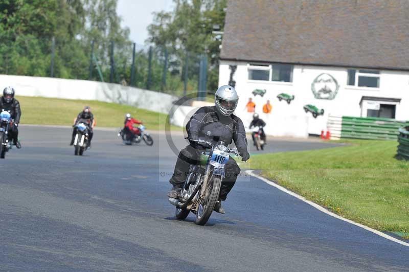 Mallory park Leicestershire;Mallory park photographs;Motorcycle action photographs;classic bikes;event digital images;eventdigitalimages;mallory park;no limits trackday;peter wileman photography;vintage bikes;vintage motorcycles;vmcc festival 1000 bikes