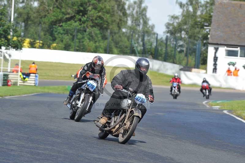 Mallory park Leicestershire;Mallory park photographs;Motorcycle action photographs;classic bikes;event digital images;eventdigitalimages;mallory park;no limits trackday;peter wileman photography;vintage bikes;vintage motorcycles;vmcc festival 1000 bikes