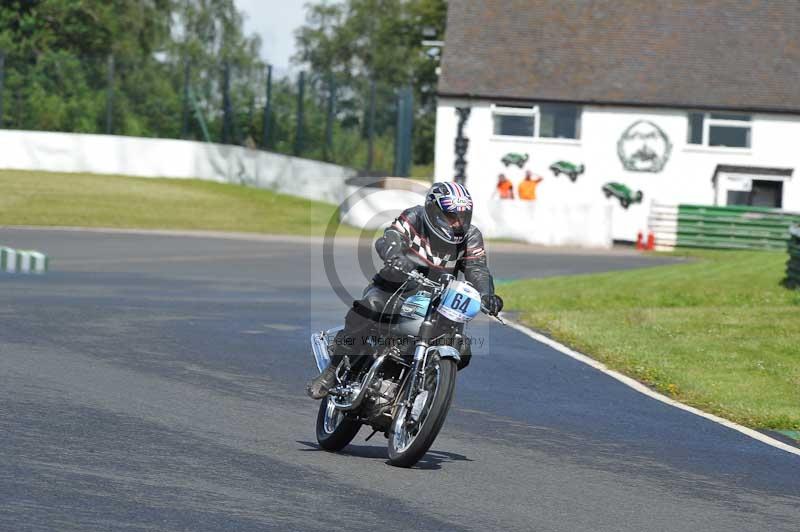 Mallory park Leicestershire;Mallory park photographs;Motorcycle action photographs;classic bikes;event digital images;eventdigitalimages;mallory park;no limits trackday;peter wileman photography;vintage bikes;vintage motorcycles;vmcc festival 1000 bikes