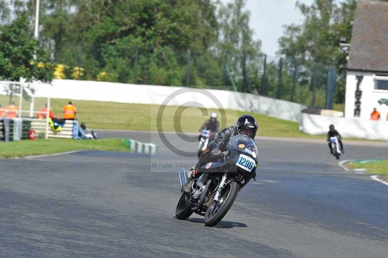 Mallory park Leicestershire;Mallory park photographs;Motorcycle action photographs;classic bikes;event digital images;eventdigitalimages;mallory park;no limits trackday;peter wileman photography;vintage bikes;vintage motorcycles;vmcc festival 1000 bikes