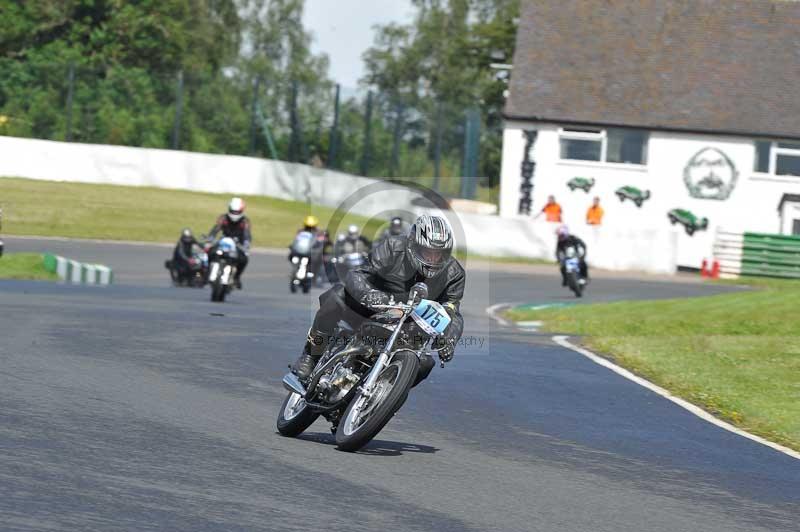 Mallory park Leicestershire;Mallory park photographs;Motorcycle action photographs;classic bikes;event digital images;eventdigitalimages;mallory park;no limits trackday;peter wileman photography;vintage bikes;vintage motorcycles;vmcc festival 1000 bikes