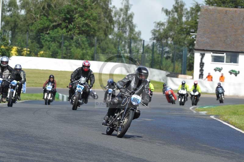 Mallory park Leicestershire;Mallory park photographs;Motorcycle action photographs;classic bikes;event digital images;eventdigitalimages;mallory park;no limits trackday;peter wileman photography;vintage bikes;vintage motorcycles;vmcc festival 1000 bikes