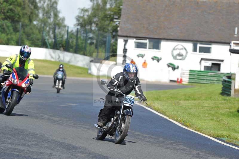 Mallory park Leicestershire;Mallory park photographs;Motorcycle action photographs;classic bikes;event digital images;eventdigitalimages;mallory park;no limits trackday;peter wileman photography;vintage bikes;vintage motorcycles;vmcc festival 1000 bikes