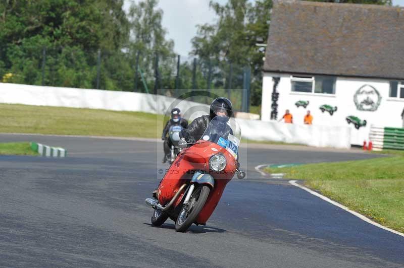 Mallory park Leicestershire;Mallory park photographs;Motorcycle action photographs;classic bikes;event digital images;eventdigitalimages;mallory park;no limits trackday;peter wileman photography;vintage bikes;vintage motorcycles;vmcc festival 1000 bikes