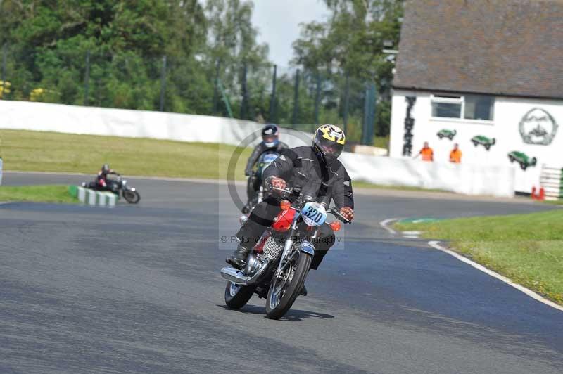 Mallory park Leicestershire;Mallory park photographs;Motorcycle action photographs;classic bikes;event digital images;eventdigitalimages;mallory park;no limits trackday;peter wileman photography;vintage bikes;vintage motorcycles;vmcc festival 1000 bikes