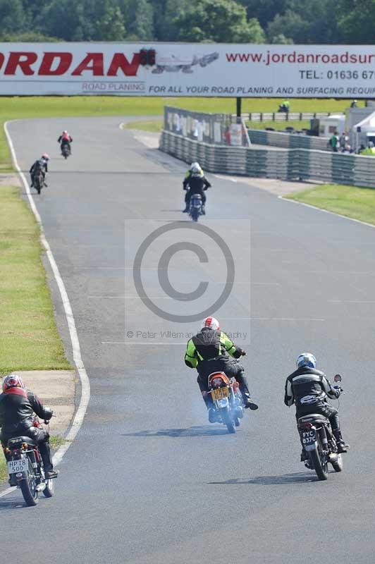 Mallory park Leicestershire;Mallory park photographs;Motorcycle action photographs;classic bikes;event digital images;eventdigitalimages;mallory park;no limits trackday;peter wileman photography;vintage bikes;vintage motorcycles;vmcc festival 1000 bikes