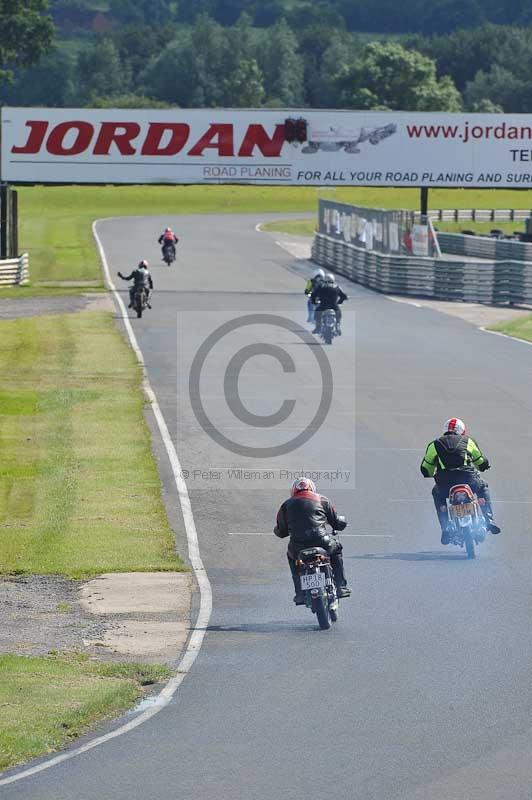 Mallory park Leicestershire;Mallory park photographs;Motorcycle action photographs;classic bikes;event digital images;eventdigitalimages;mallory park;no limits trackday;peter wileman photography;vintage bikes;vintage motorcycles;vmcc festival 1000 bikes