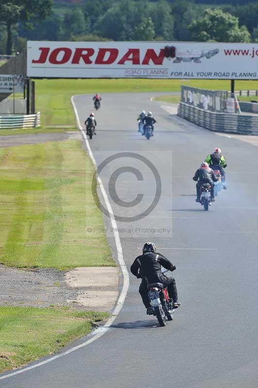 Mallory park Leicestershire;Mallory park photographs;Motorcycle action photographs;classic bikes;event digital images;eventdigitalimages;mallory park;no limits trackday;peter wileman photography;vintage bikes;vintage motorcycles;vmcc festival 1000 bikes