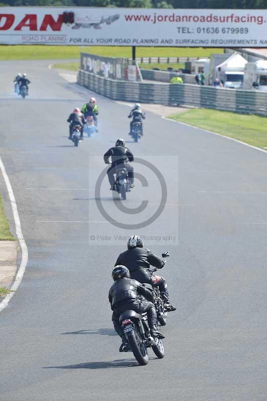 Mallory park Leicestershire;Mallory park photographs;Motorcycle action photographs;classic bikes;event digital images;eventdigitalimages;mallory park;no limits trackday;peter wileman photography;vintage bikes;vintage motorcycles;vmcc festival 1000 bikes