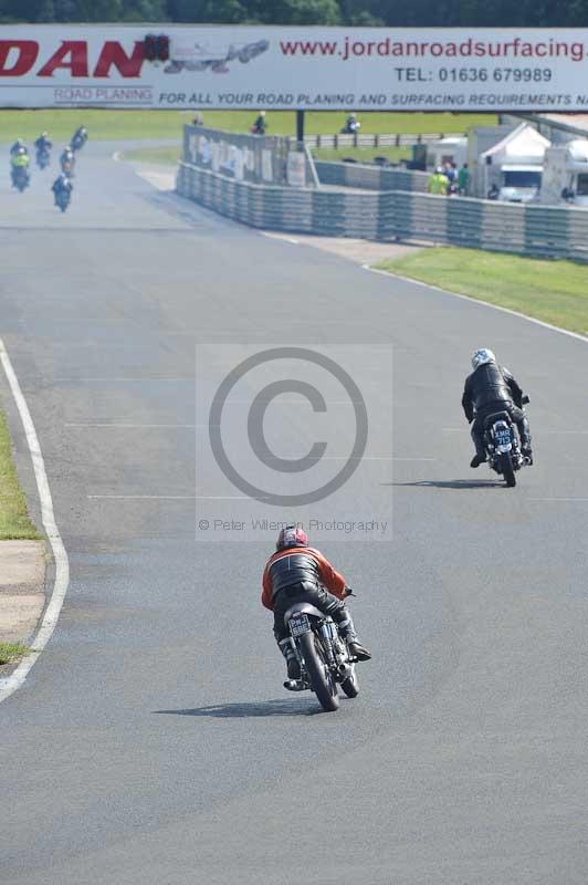 Mallory park Leicestershire;Mallory park photographs;Motorcycle action photographs;classic bikes;event digital images;eventdigitalimages;mallory park;no limits trackday;peter wileman photography;vintage bikes;vintage motorcycles;vmcc festival 1000 bikes