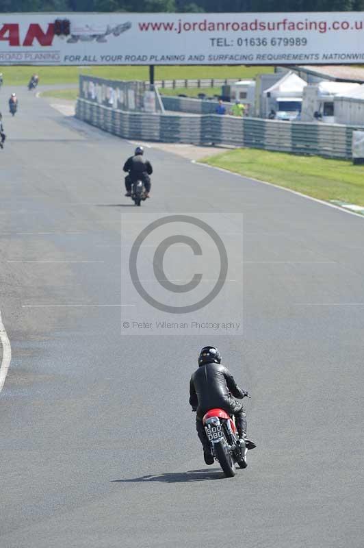 Mallory park Leicestershire;Mallory park photographs;Motorcycle action photographs;classic bikes;event digital images;eventdigitalimages;mallory park;no limits trackday;peter wileman photography;vintage bikes;vintage motorcycles;vmcc festival 1000 bikes