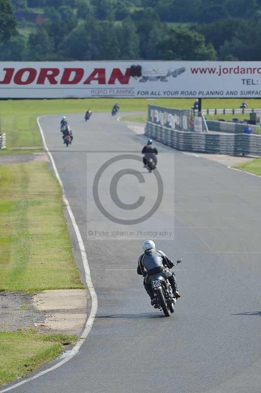 Mallory park Leicestershire;Mallory park photographs;Motorcycle action photographs;classic bikes;event digital images;eventdigitalimages;mallory park;no limits trackday;peter wileman photography;vintage bikes;vintage motorcycles;vmcc festival 1000 bikes