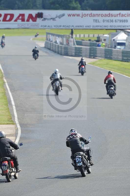 Mallory park Leicestershire;Mallory park photographs;Motorcycle action photographs;classic bikes;event digital images;eventdigitalimages;mallory park;no limits trackday;peter wileman photography;vintage bikes;vintage motorcycles;vmcc festival 1000 bikes