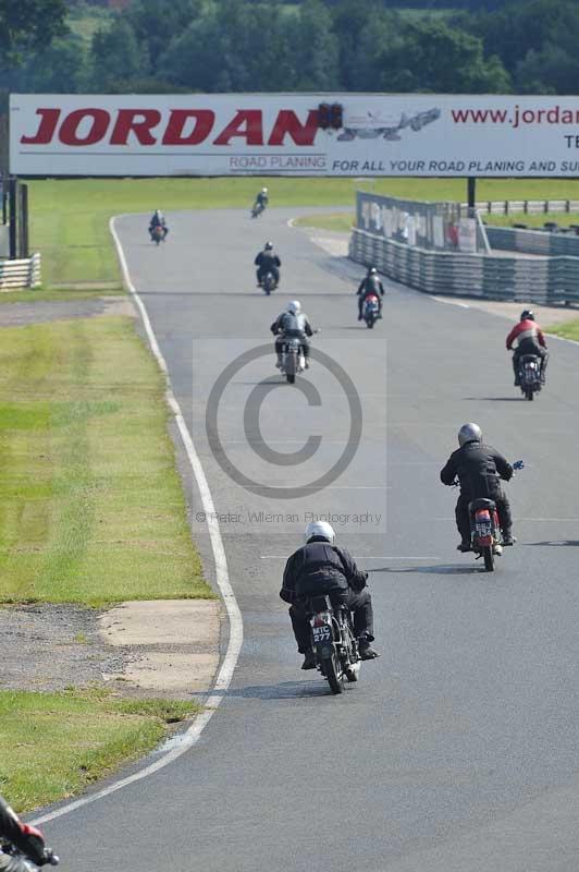 Mallory park Leicestershire;Mallory park photographs;Motorcycle action photographs;classic bikes;event digital images;eventdigitalimages;mallory park;no limits trackday;peter wileman photography;vintage bikes;vintage motorcycles;vmcc festival 1000 bikes