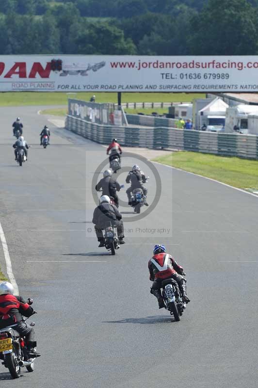 Mallory park Leicestershire;Mallory park photographs;Motorcycle action photographs;classic bikes;event digital images;eventdigitalimages;mallory park;no limits trackday;peter wileman photography;vintage bikes;vintage motorcycles;vmcc festival 1000 bikes