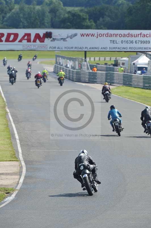 Mallory park Leicestershire;Mallory park photographs;Motorcycle action photographs;classic bikes;event digital images;eventdigitalimages;mallory park;no limits trackday;peter wileman photography;vintage bikes;vintage motorcycles;vmcc festival 1000 bikes