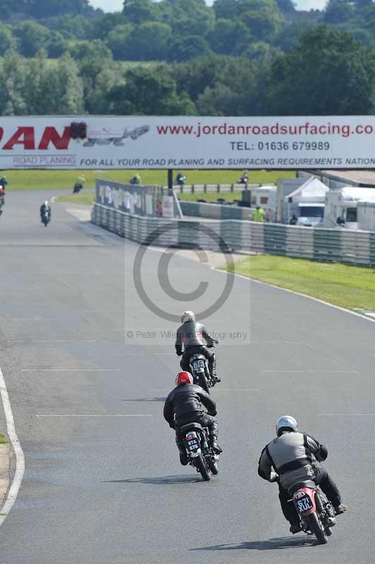 Mallory park Leicestershire;Mallory park photographs;Motorcycle action photographs;classic bikes;event digital images;eventdigitalimages;mallory park;no limits trackday;peter wileman photography;vintage bikes;vintage motorcycles;vmcc festival 1000 bikes