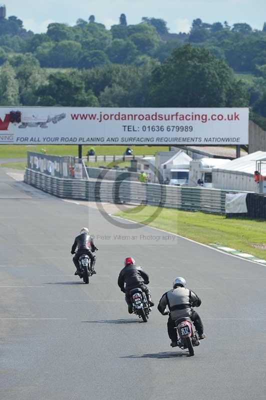 Mallory park Leicestershire;Mallory park photographs;Motorcycle action photographs;classic bikes;event digital images;eventdigitalimages;mallory park;no limits trackday;peter wileman photography;vintage bikes;vintage motorcycles;vmcc festival 1000 bikes