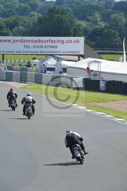 Mallory park Leicestershire;Mallory park photographs;Motorcycle action photographs;classic bikes;event digital images;eventdigitalimages;mallory park;no limits trackday;peter wileman photography;vintage bikes;vintage motorcycles;vmcc festival 1000 bikes