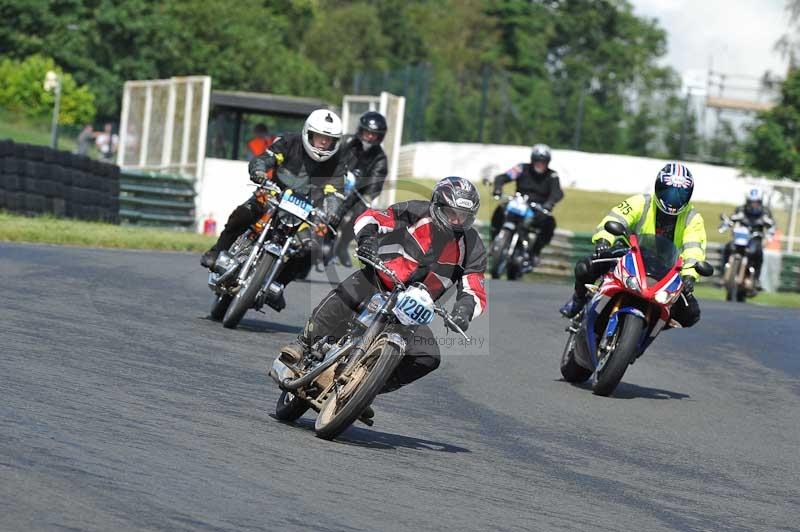 Mallory park Leicestershire;Mallory park photographs;Motorcycle action photographs;classic bikes;event digital images;eventdigitalimages;mallory park;no limits trackday;peter wileman photography;vintage bikes;vintage motorcycles;vmcc festival 1000 bikes