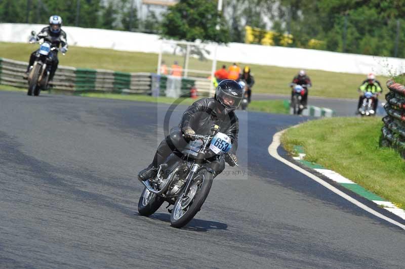 Mallory park Leicestershire;Mallory park photographs;Motorcycle action photographs;classic bikes;event digital images;eventdigitalimages;mallory park;no limits trackday;peter wileman photography;vintage bikes;vintage motorcycles;vmcc festival 1000 bikes